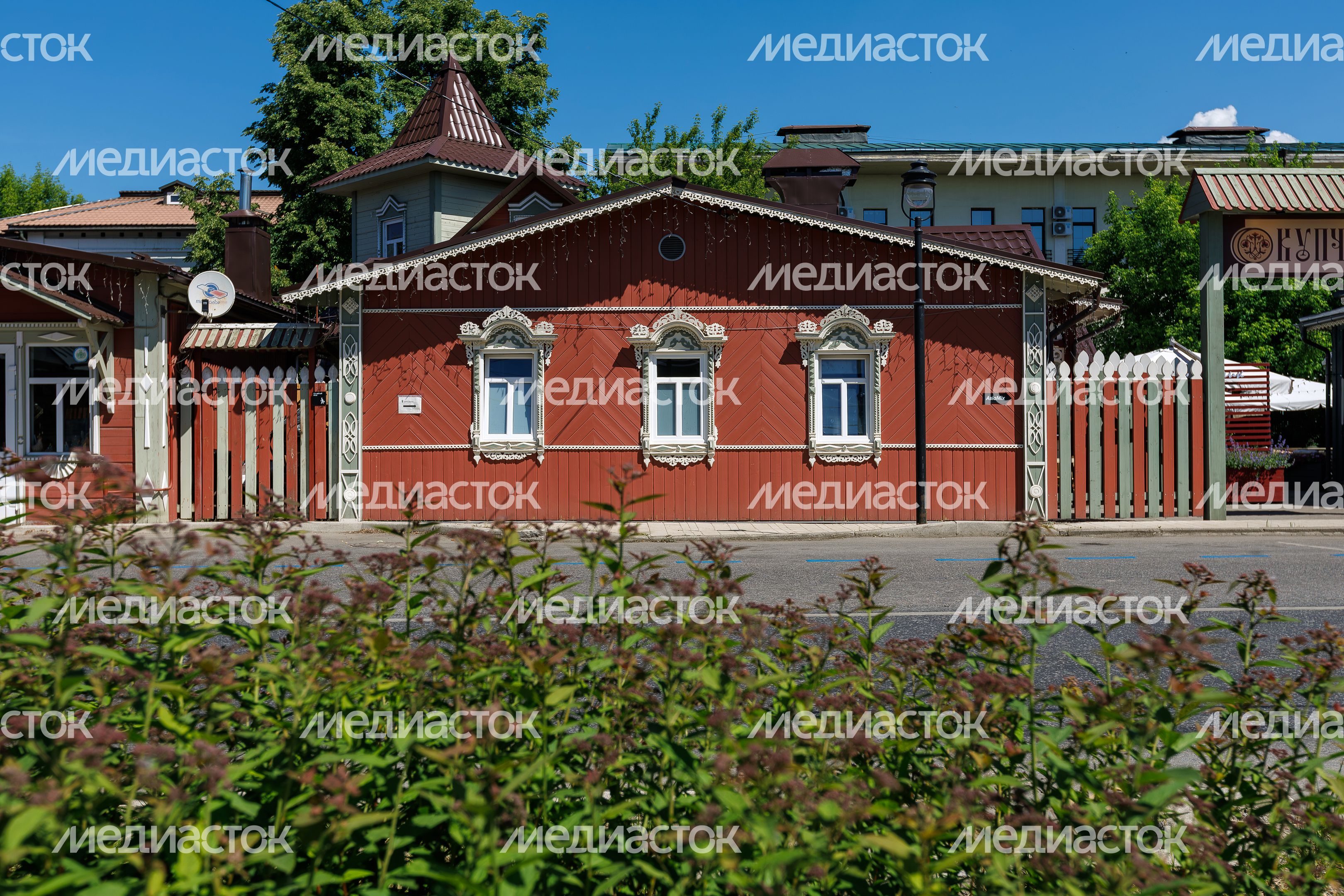Летние виды улицы Московской со старинными домами в Звенигороде Летние виды улицы Московской со старинными домами в Звенигороде