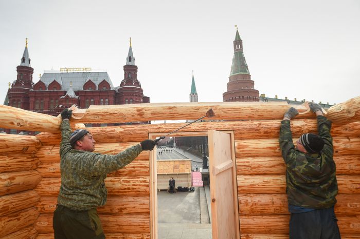 Монтаж инсталляций для фестиваля «Московская Масленица» на Манежной площади