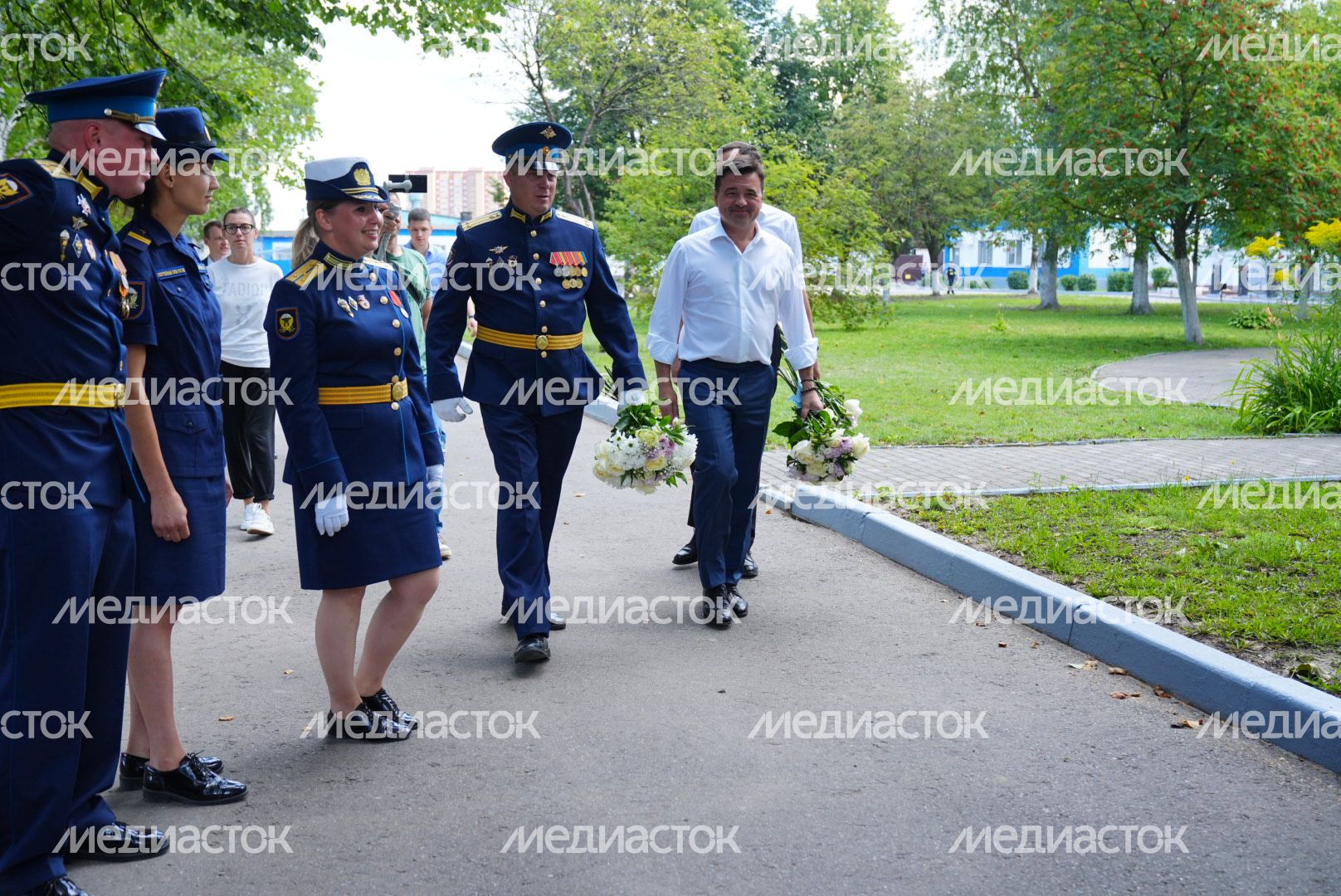 Поздравление военнослужащих с Днем ВДВ в Медвежьих Озерах Губернатором Подмосковья