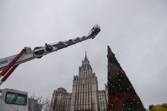 Демонтаж и складирование новогодних елок в Москве