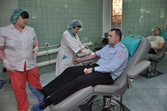 Полицейский сдает донорскую кровь