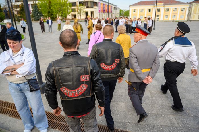 Возложение участниками автомотопробега цветов к мемориалу в Дмитровском округе в преддверие Дня Победы