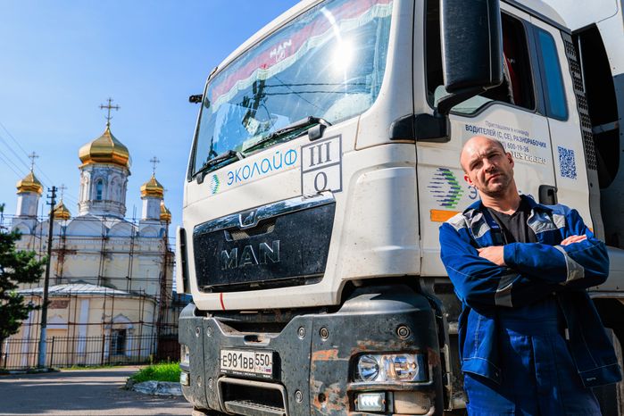 Работа мусоровоза при вывозе ТКО в Рузском округе