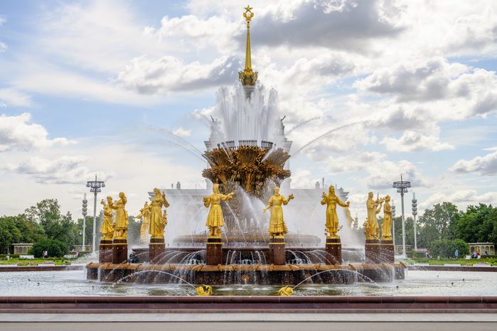 Фонтан «Каменный цветок» на территории ВДНХ в Москве