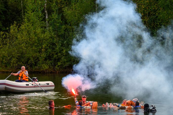 Тренировка космонавтов по действиям после посадки на водную поверхность в Ногинском спасательном центре МЧС России