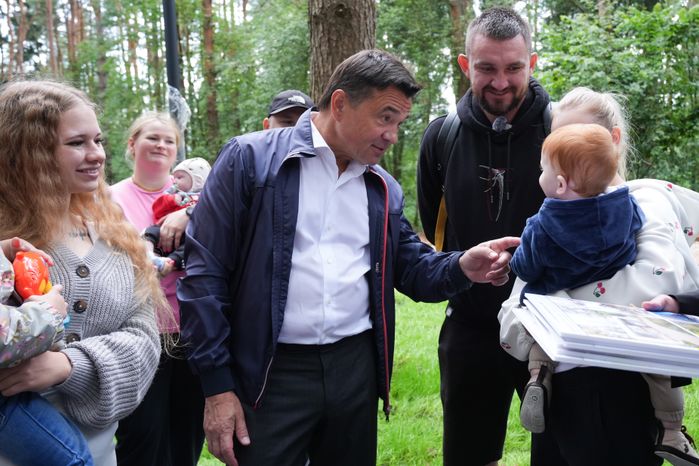 Андрей Воробьев проверил ход благоустройства лесопарка "Массовка" в Дедовске