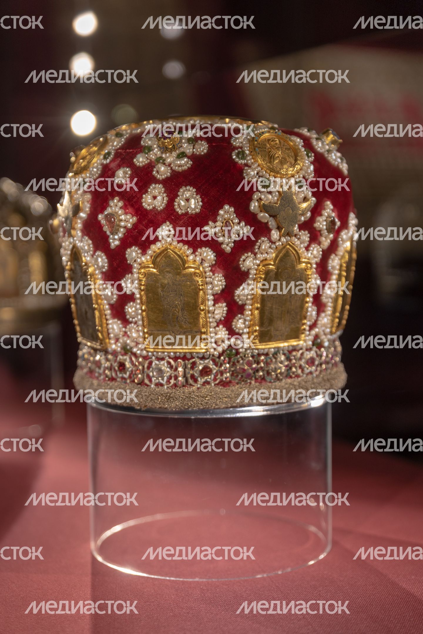 Ризница. Экспозиция Реликвия и сокровища Троице-Сергиева монастыря XI-XVII веков Ризница. Экспозиция Реликвия и сокровища Троице-Сергиева монастыря XI-XVII веков