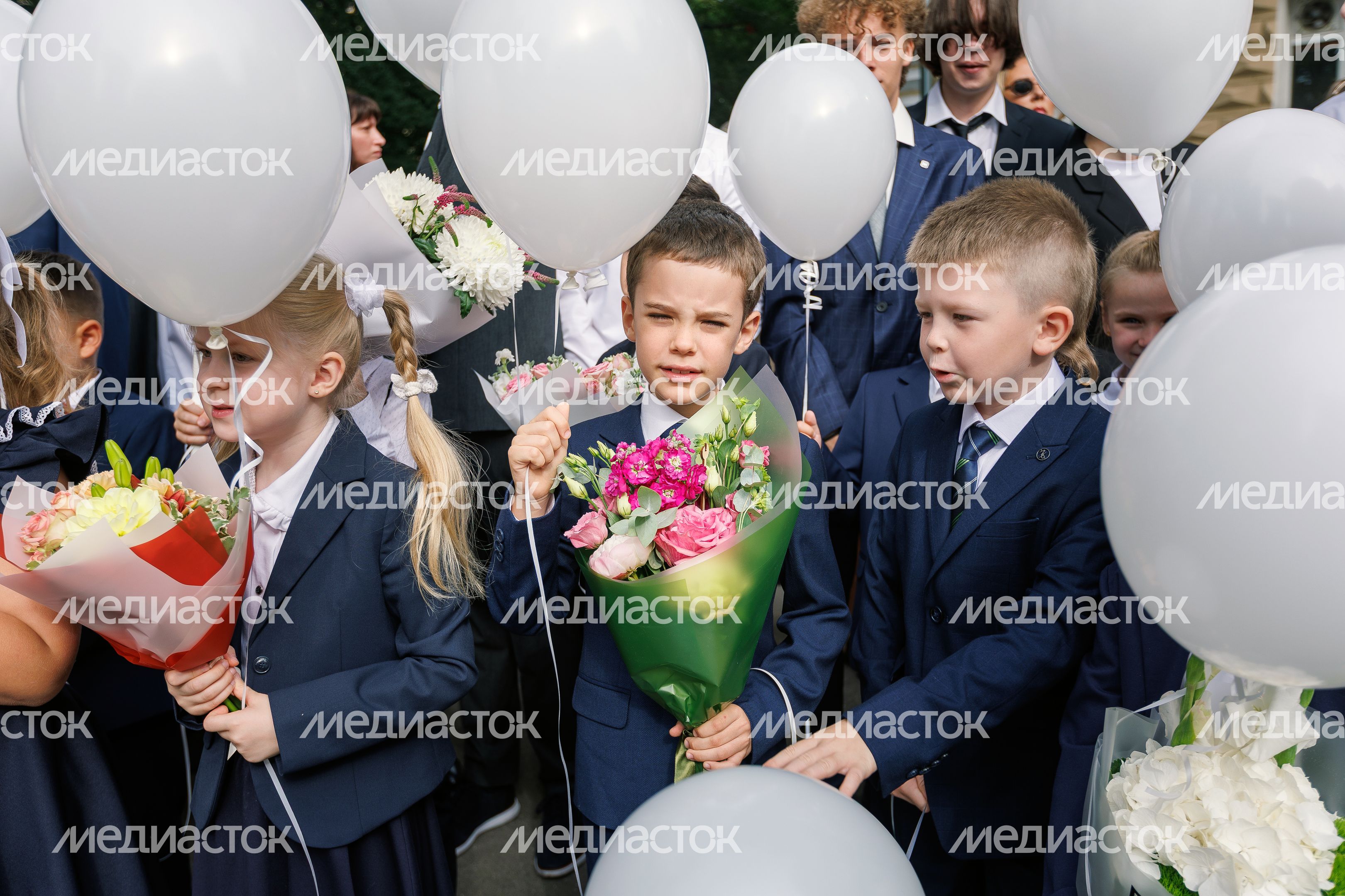 Первоклассники 1 сентября на линейке в школе Первоклассники 1 сентября на линейке в школе