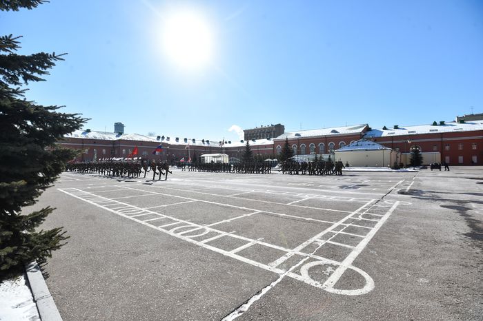 Подготовка военнослужащих отдельного комендантского Преображенского полка к военному параду на Красной площади