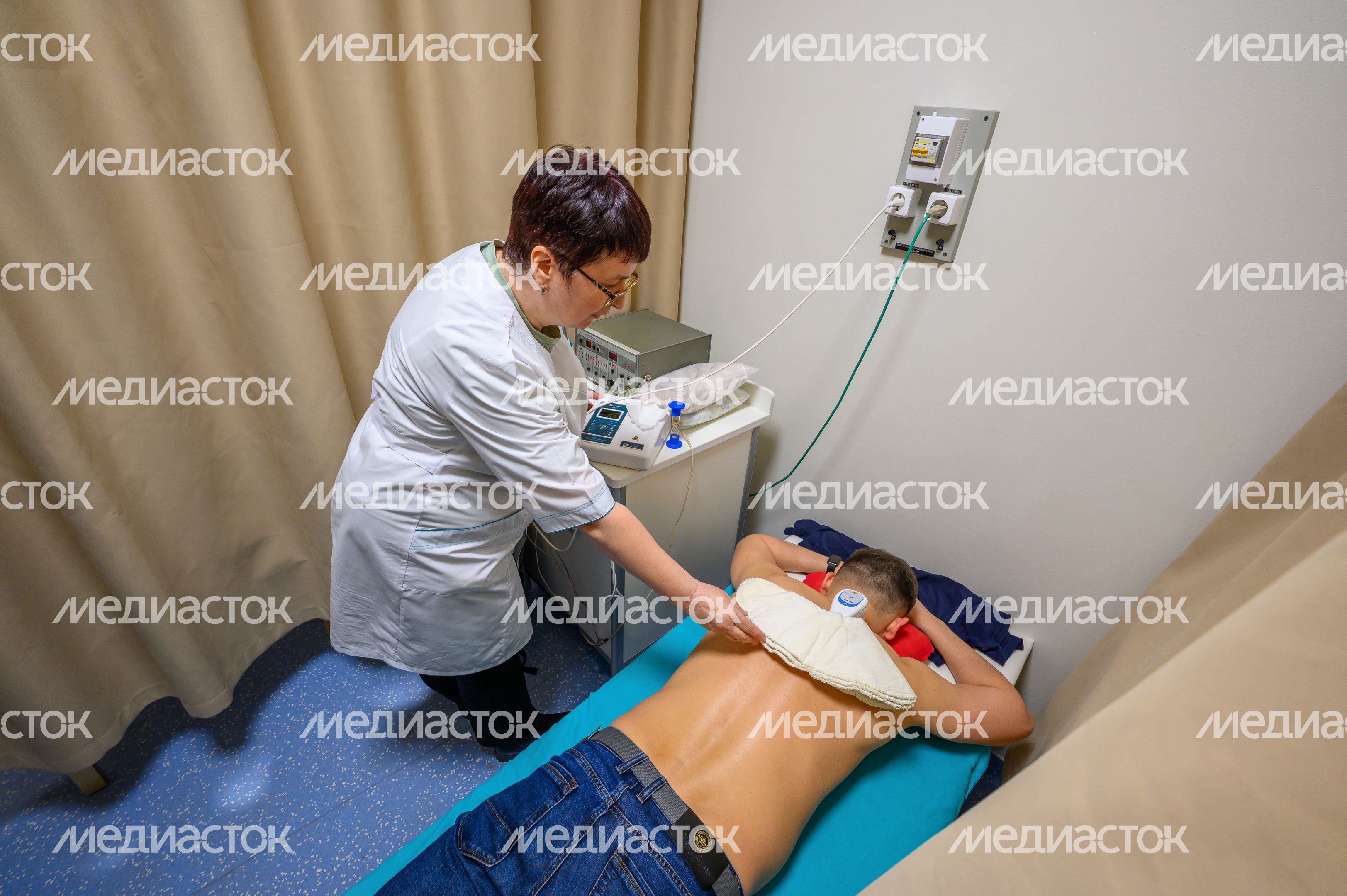 Пациент в кабинете физиотерапии в поликлинике поселка Октябрьский округа Люберцы Пациент в кабинете физиотерапии в поликлинике поселка Октябрьский округа Люберцы