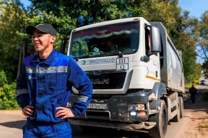 Работа мусоровоза при вывозе ТКО в Рузском округе