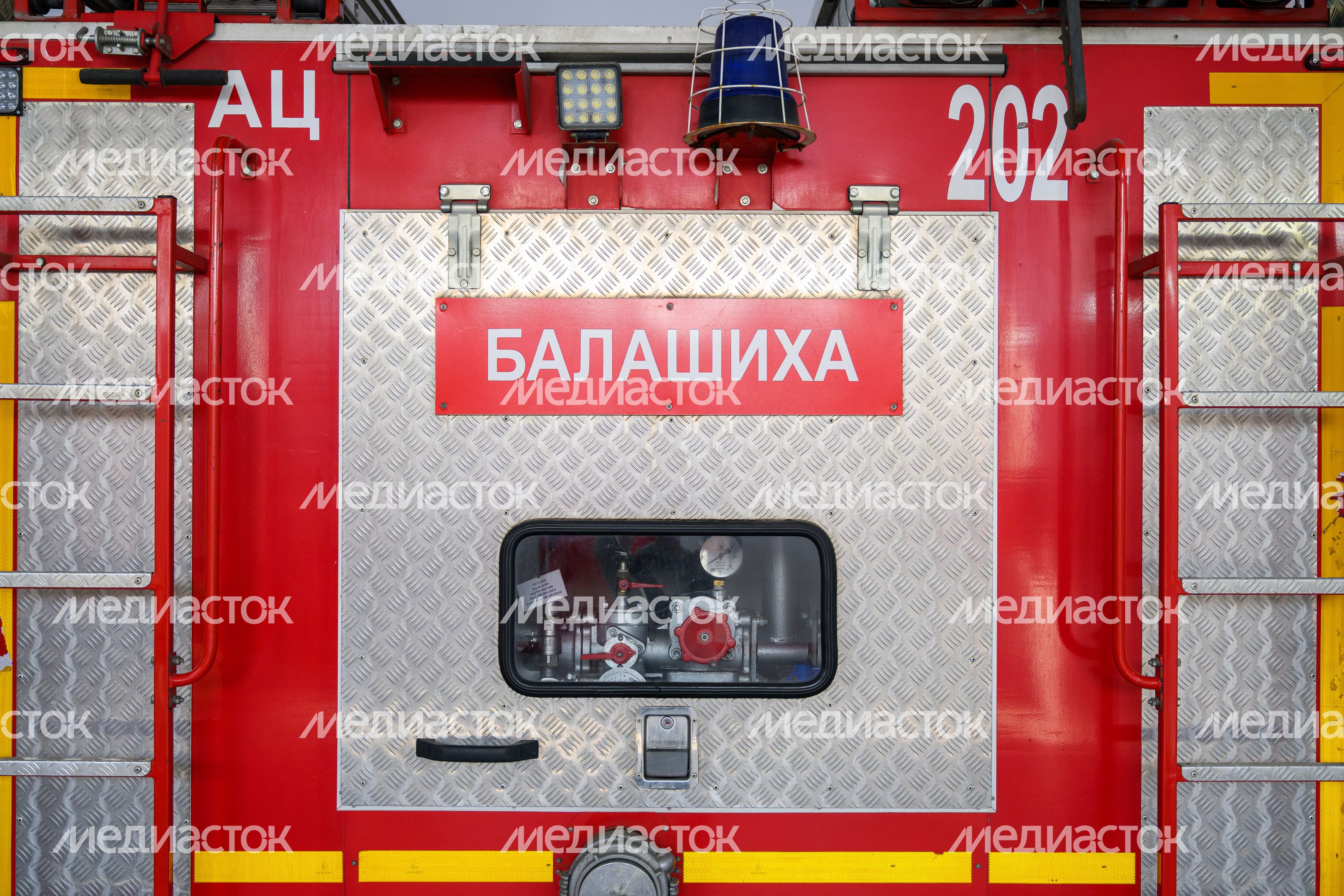 Пожарная машина в гараже нового пожарного депо ПСЧ-202 Мособлпожспаса в Балашихе Пожарная машина в гараже нового пожарного депо ПСЧ-202 Мособлпожспаса в Балашихе