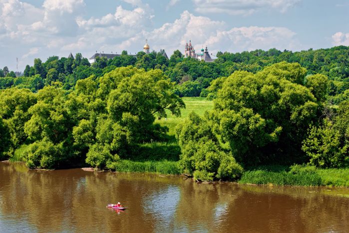 Массовый заплыв на 6 км по Москве-реке на сапах, каяках и байдарках в День России в Звенигороде Одинцовского округа