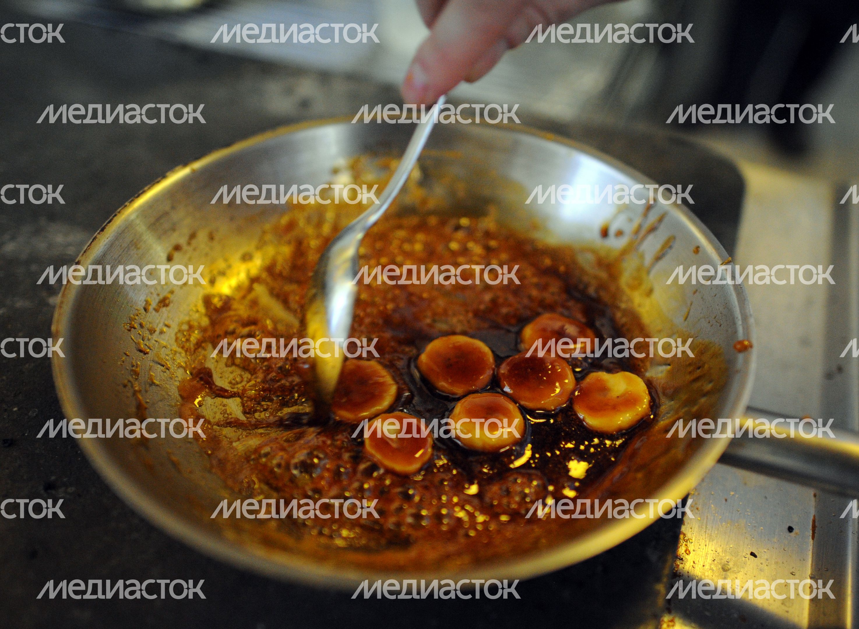 Приготовление десерта бланманже с бананами