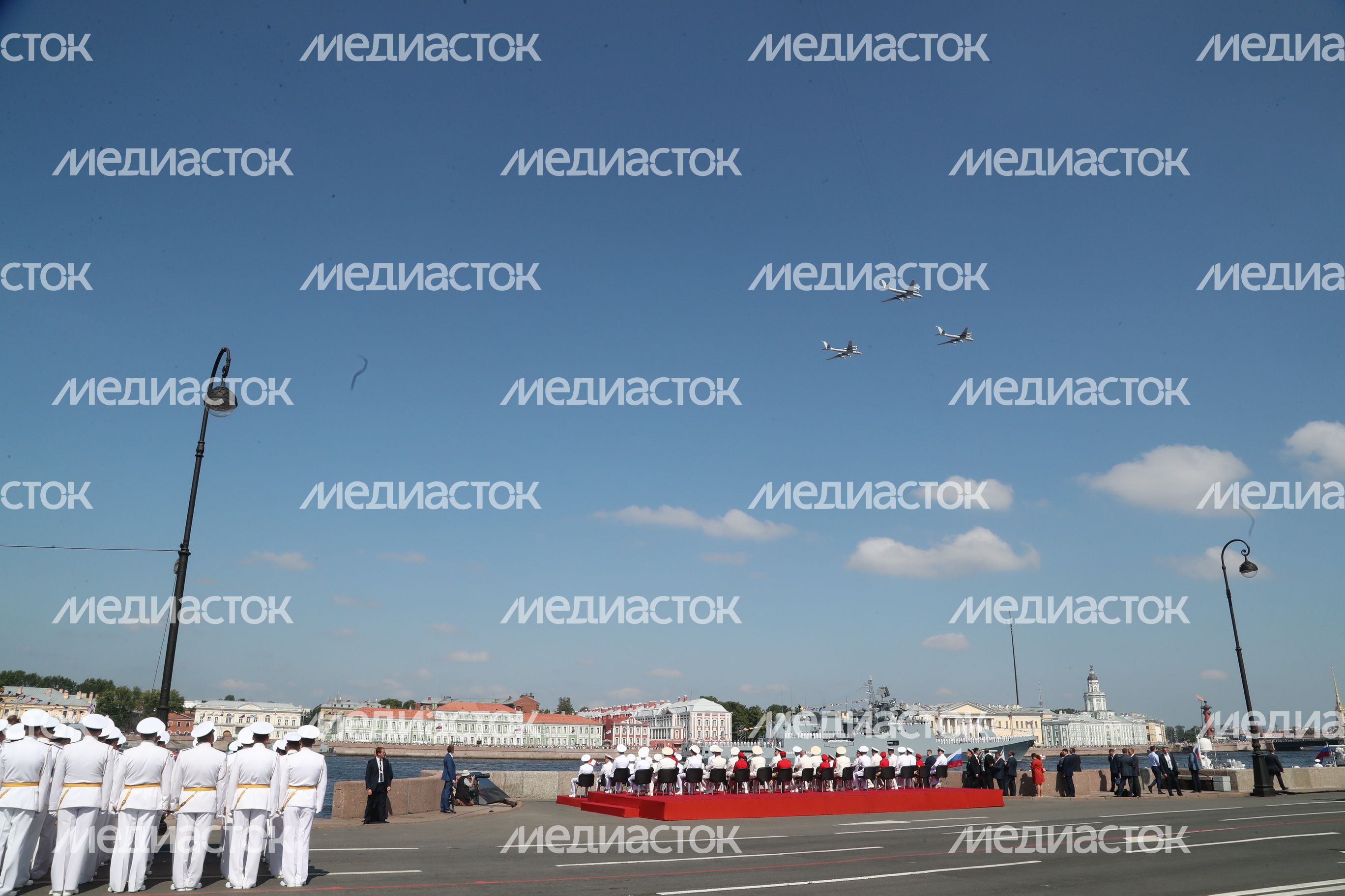 Губернатор Подмосковья присутствовал на главном военно-морском параде в честь Дня ВМФ Губернатор Подмосковья присутствовал на главном военно-морском параде в честь Дня ВМФ