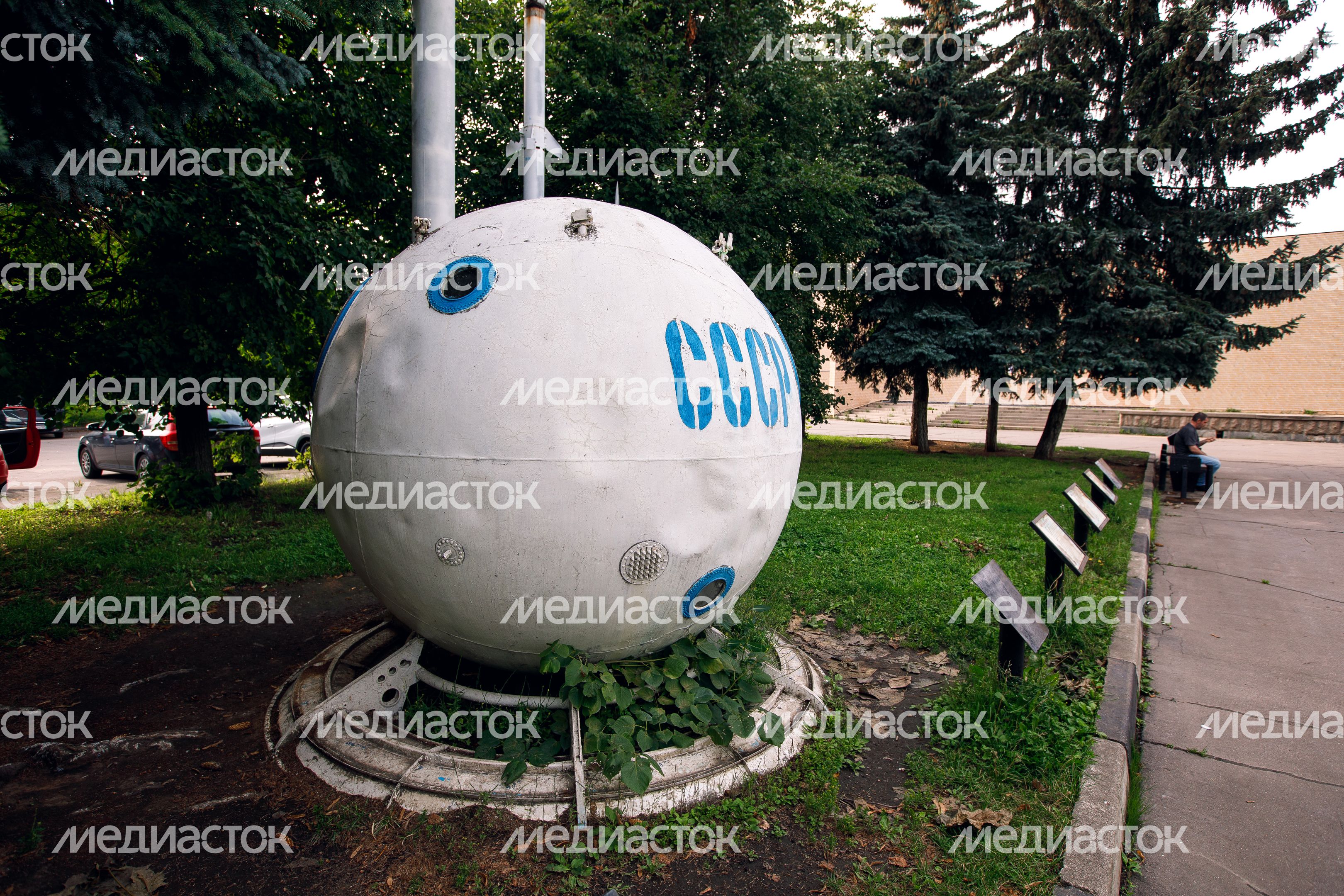 Долгопрудный. Памятник Циолковскому