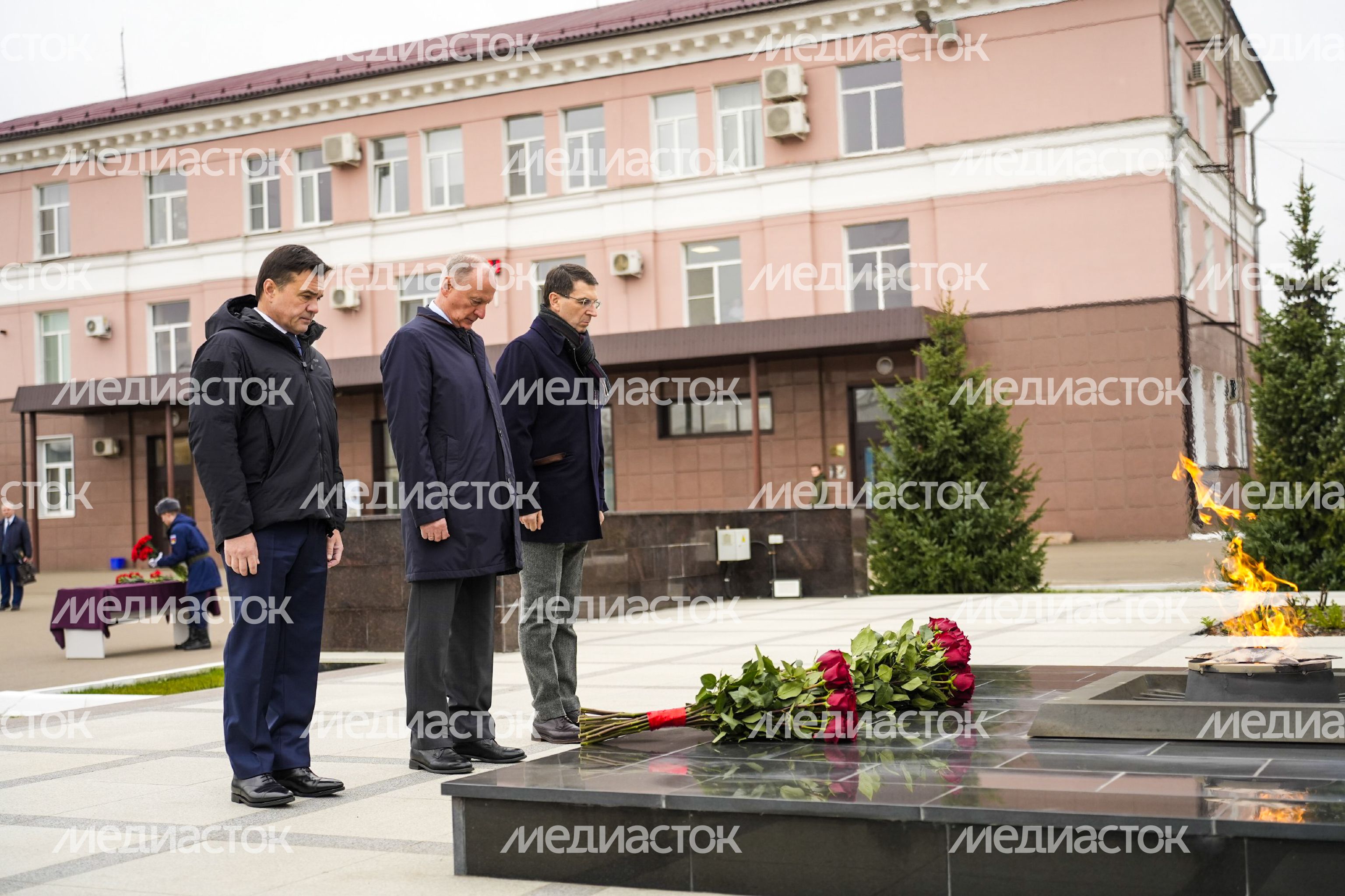 Андрей Воробьев, Николай Патрушев и Игорь Щёголев возложили цветы к Вечному огню в Коломне Андрей Воробьев, Николай Патрушев и Игорь Щёголев возложили цветы к Вечному огню в Коломне