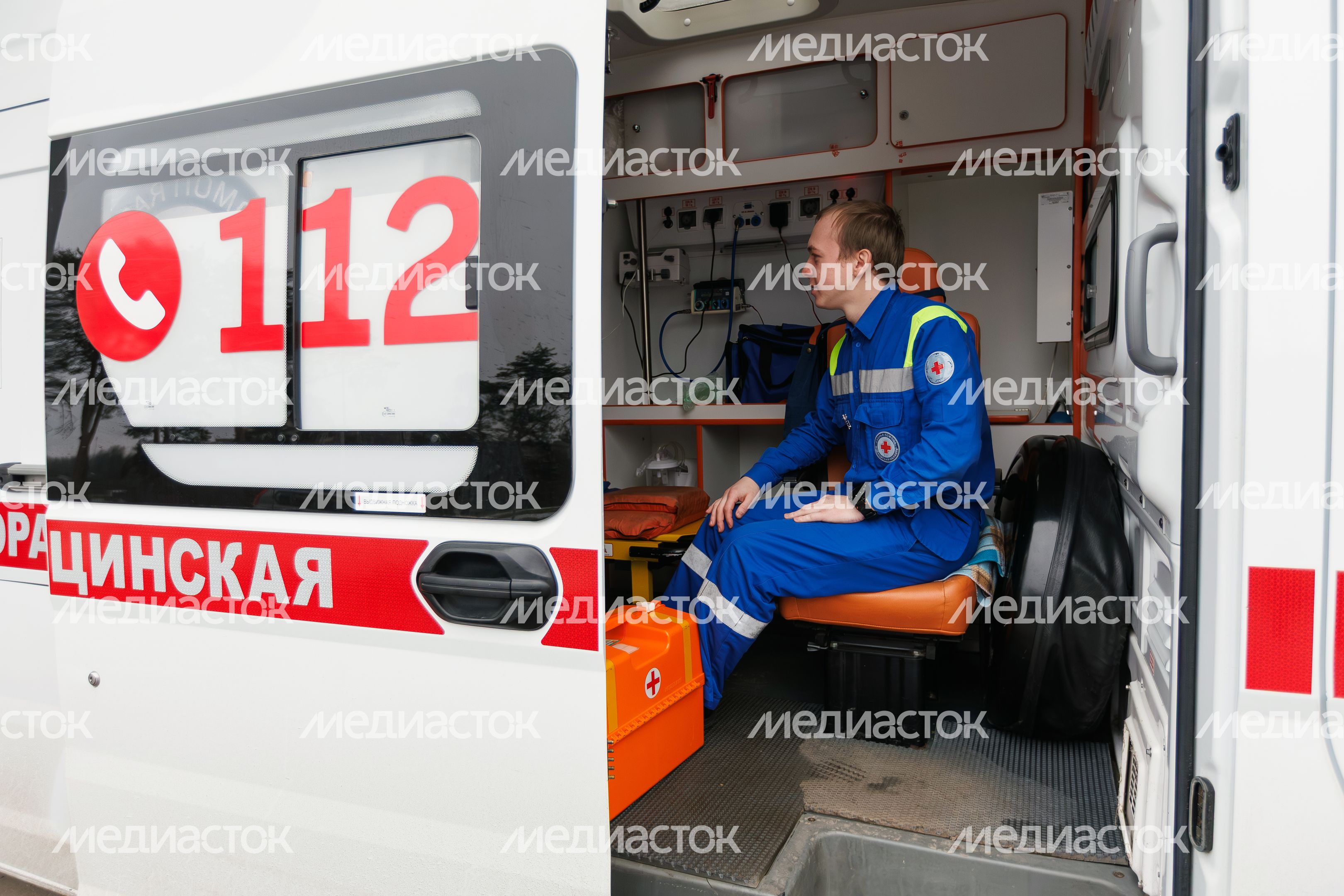 Автомобиль скорой помощи готов к выехать к пациентам Автомобиль скорой помощи готов к выехать к пациентам