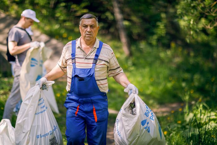 Очистка от мусора берега реки Битца в Ленинском округе в рамках экологической акции «Вода России»