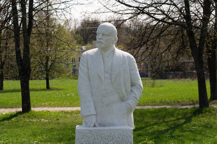 Бюсты Ленина и других коммунистов 