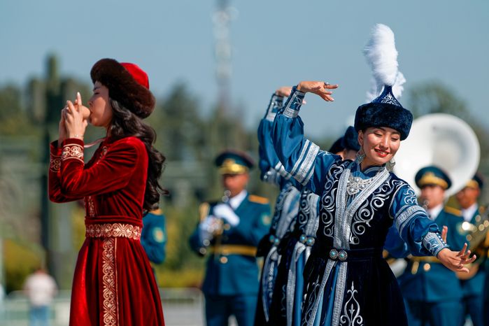 Гости из Казахстана на военно-музыкальном фестивале «Спасская башня» у Главного храма ВС РФ