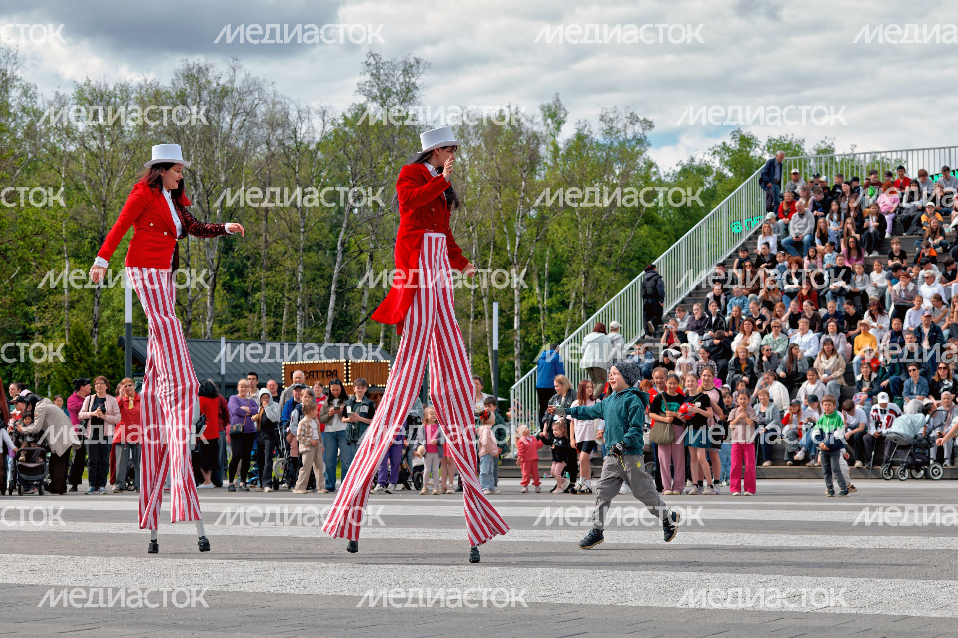Костюмированное шествие в Центральном парке Лобни на закрытии XXX Театрального фестиваля «Русская классика» Костюмированное шествие в Центральном парке Лобни на закрытии XXX Театрального фестиваля «Русская классика»