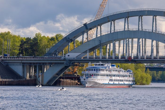 Теплоход на Химкинском водохранилище в Подмосковье