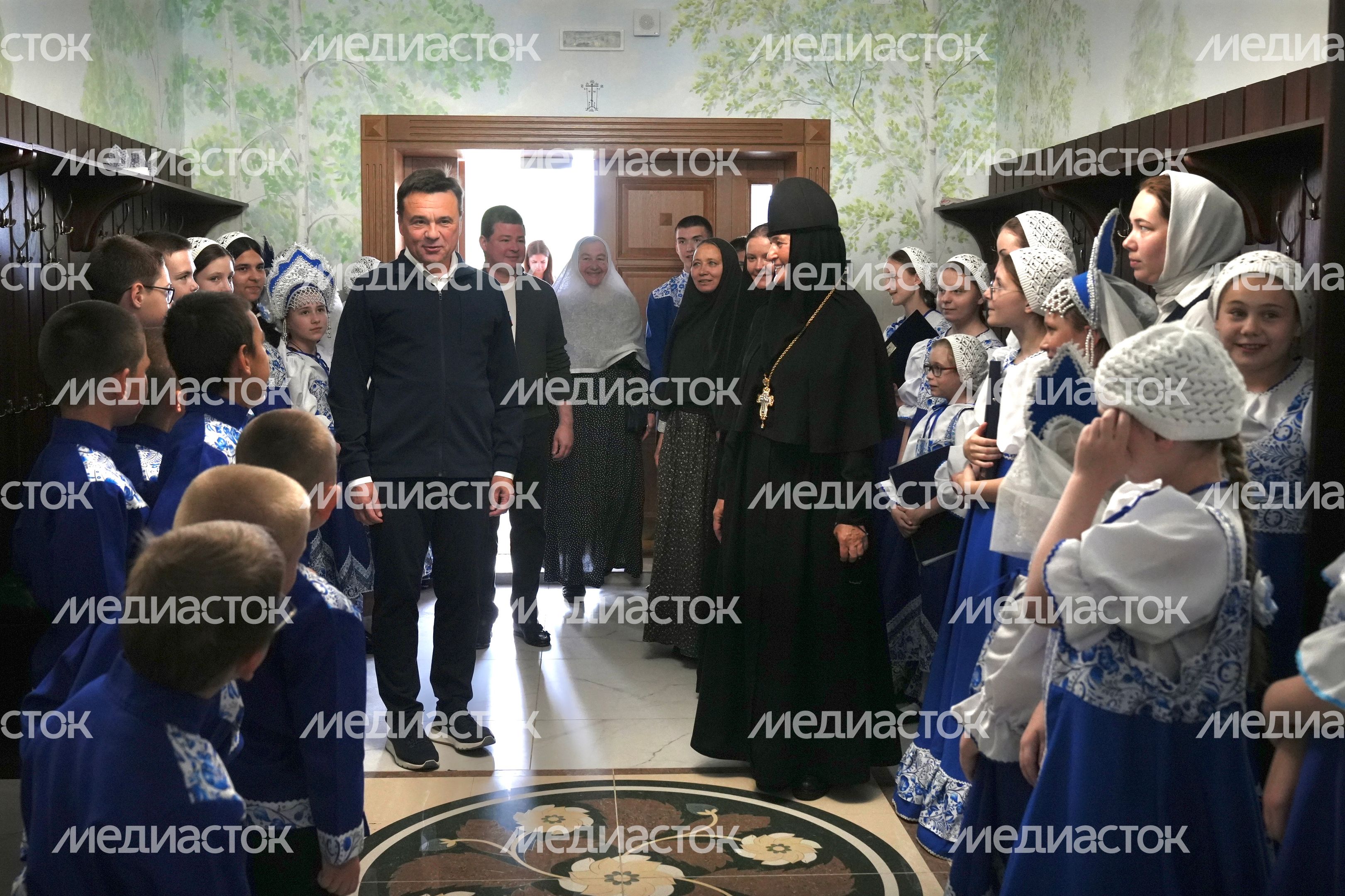 Андрей Воробьев поздравил настоятельницу и воспитанниц Покровского женского монастыря Андрей Воробьев поздравил настоятельницу и воспитанниц Покровского женского монастыря