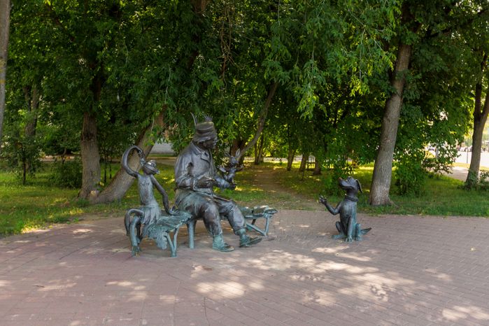 Жанровая скульптура «Доктор Айболит» на улице Михалевича в Раменском