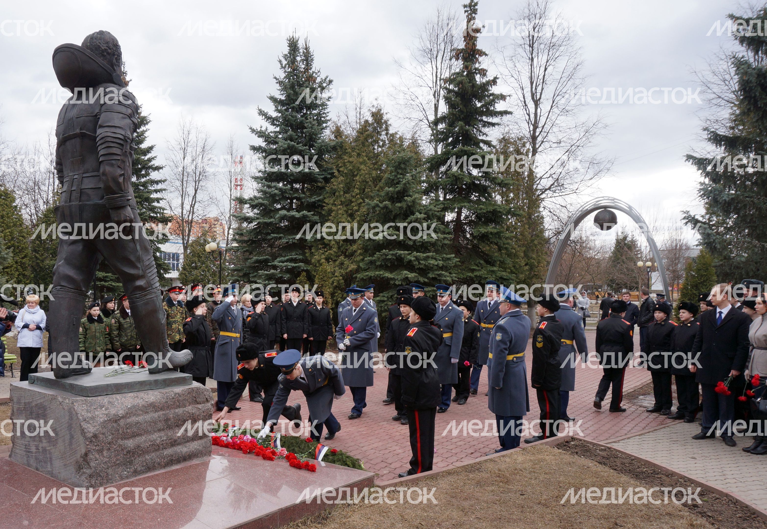 Возложение цветов к памятнику Ю. Гагарину в Краснознаменске