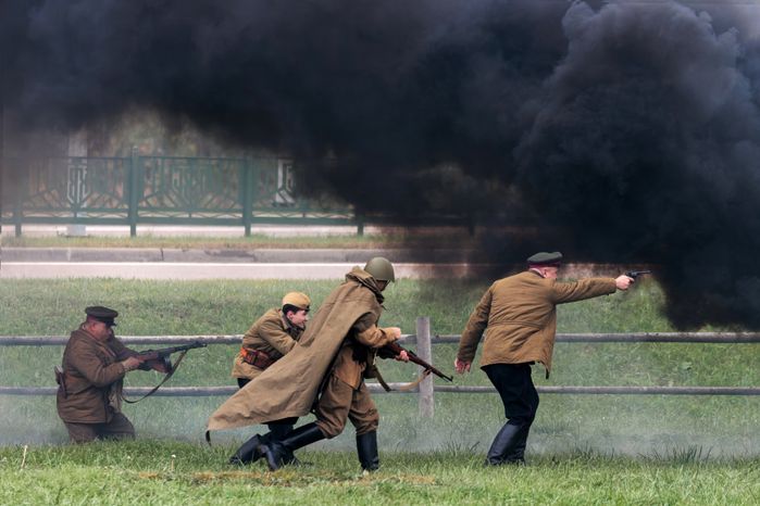 Реконструкцию Битвы за Москву провели в парке «Патриот» ко Дню Сухопутных войск России