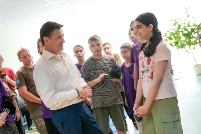 Андрей Воробьев пообщался с детьми участников СВО в подмосковном лагере "Литвиново"