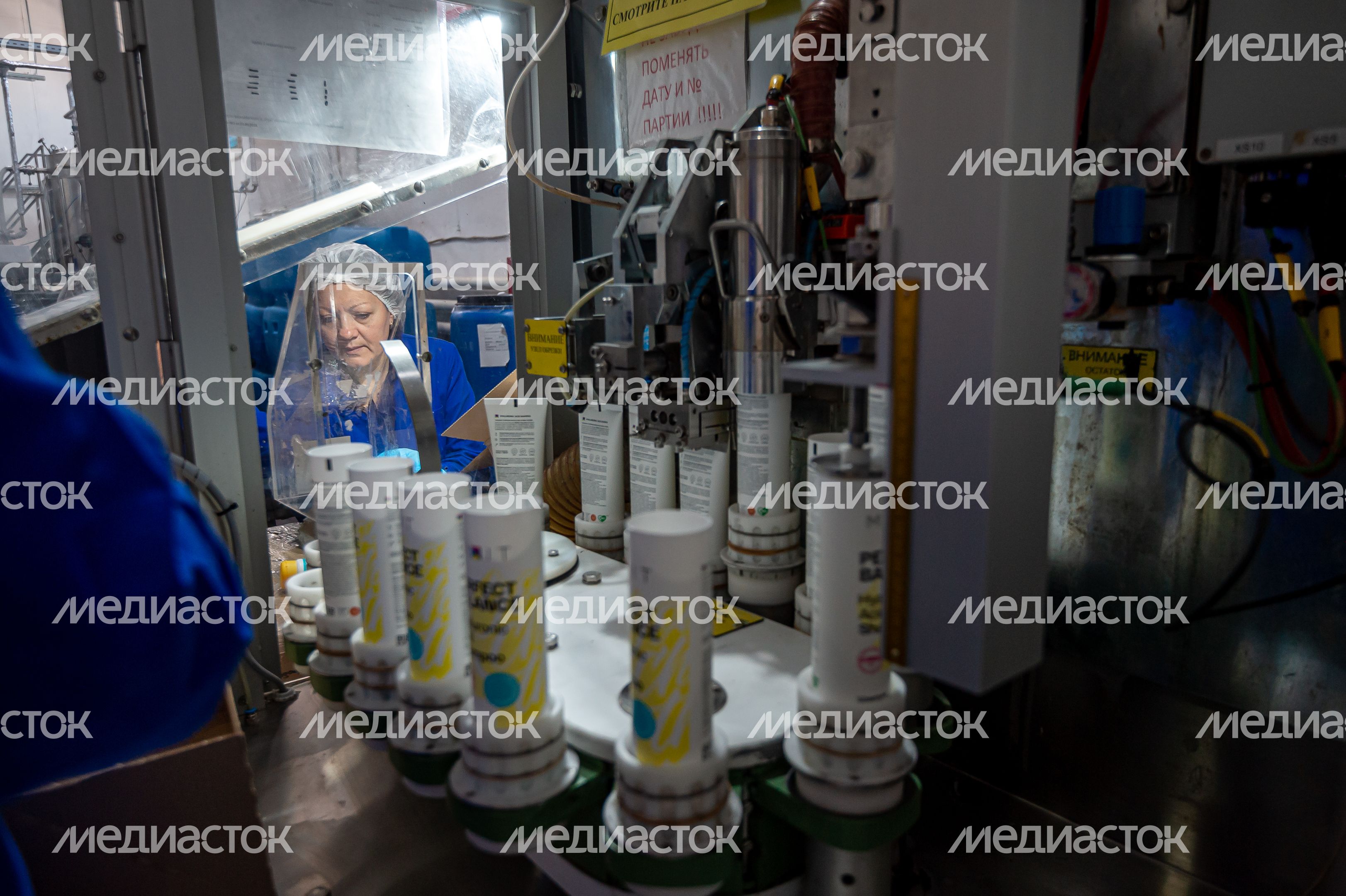 Процесс работы фабрики косметического бренда Mixit