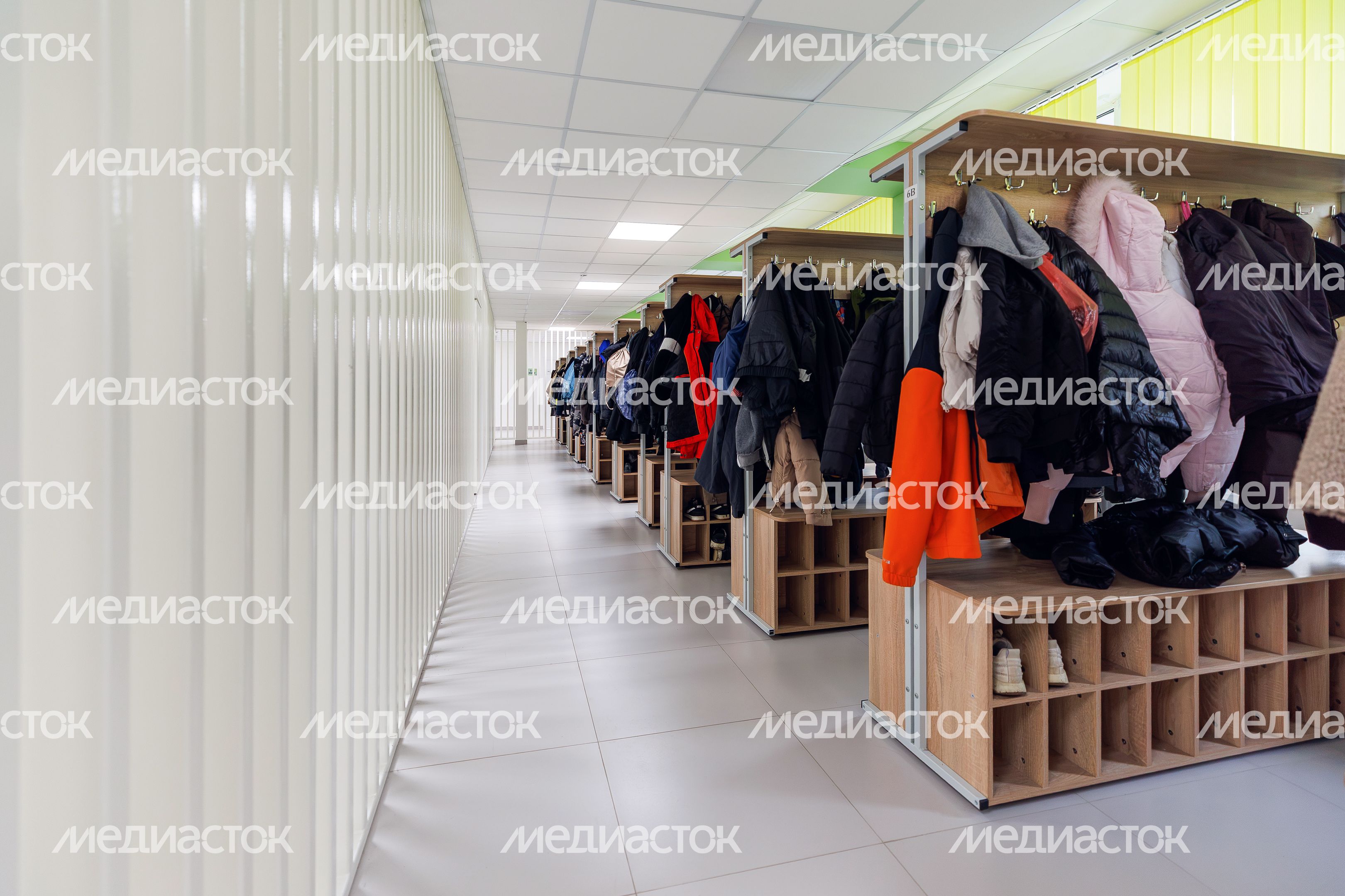 Гардероб для учеников в средней школе №13 в Королеве после капитального ремонта Гардероб для учеников в средней школе №13 в Королеве после капитального ремонта
