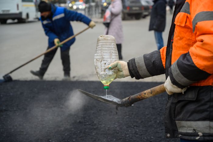 Рабочие Мособлводоканала укладывают асфальт в Орехово-Зуево после ремонта водопровода