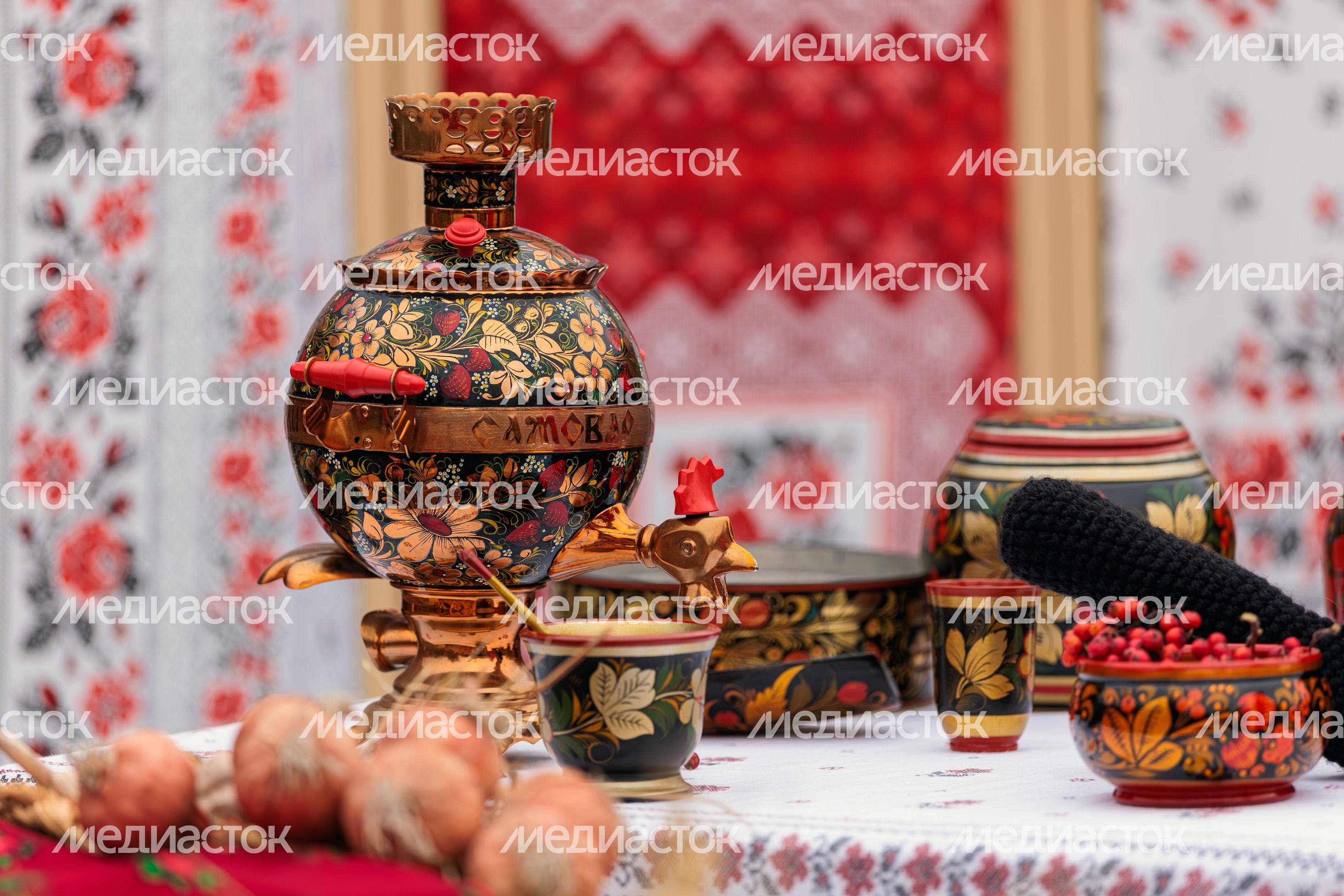 Фотозона с самоваром на фольклорном фестивале «Покровские вечерки» в Клину