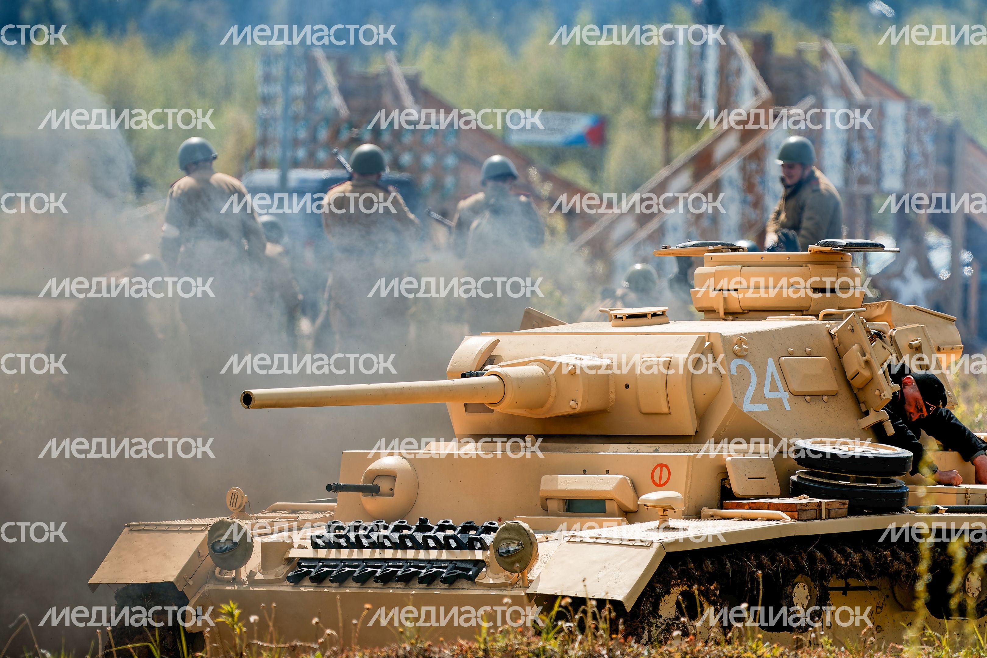 Военно-историческая реконструкция боя Великой Отечественной войны с техникой и авиацией в парке «Патриот» Одинцовского округа Военно-историческая реконструкция боя Великой Отечественной войны с техникой и авиацией в парке «Патриот» Одинцовского округа