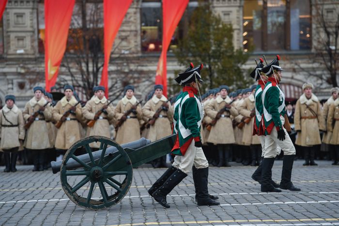 Торжественный марш в честь парада 1941 года на Красной площади в Москве