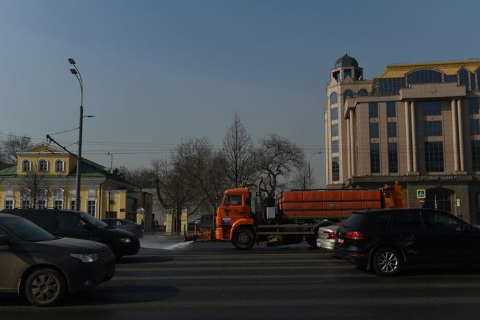 Дороги и тротуары в Москве вымыли с шампунем 