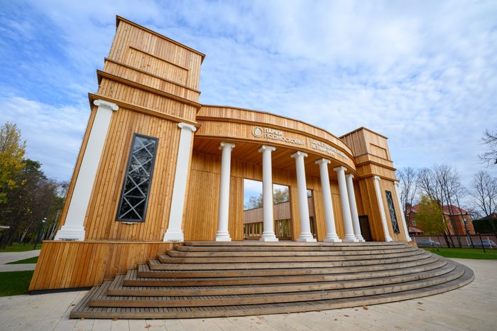 Летний театр в Летнем парке Малаховки округа Люберцы осенью