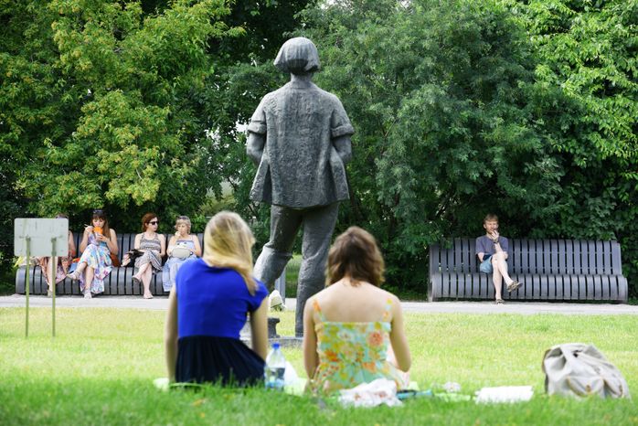Девушки рисуют в парке Музеон в Москве