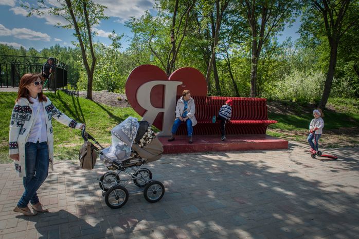 Горожане отдыхают в парке в Долгопрудном