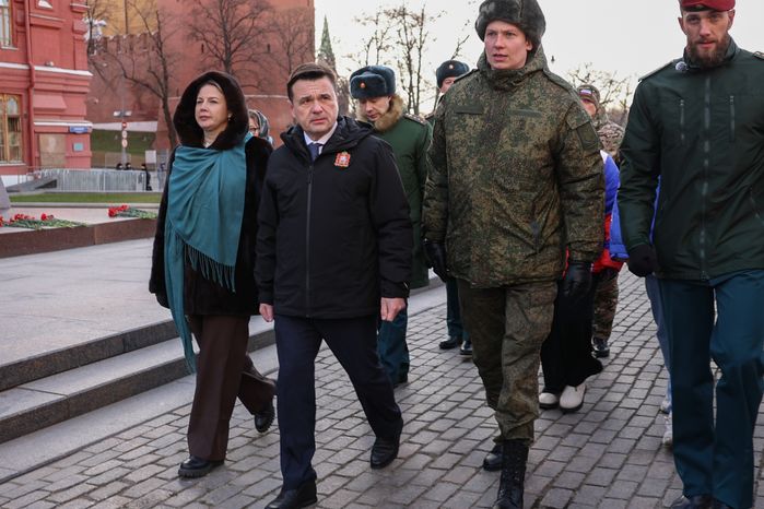 Андрей Воробьев возложил цветы к Вечному огню вместе с героями СВО и волонтерами