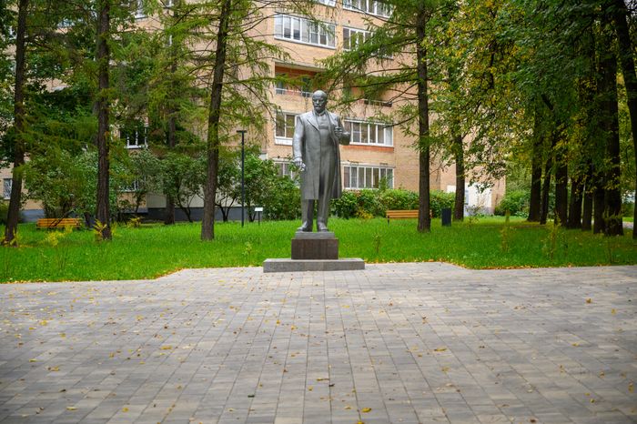Памятник В.И. Ленину в сквере на улице Крупешина в Балашихе
