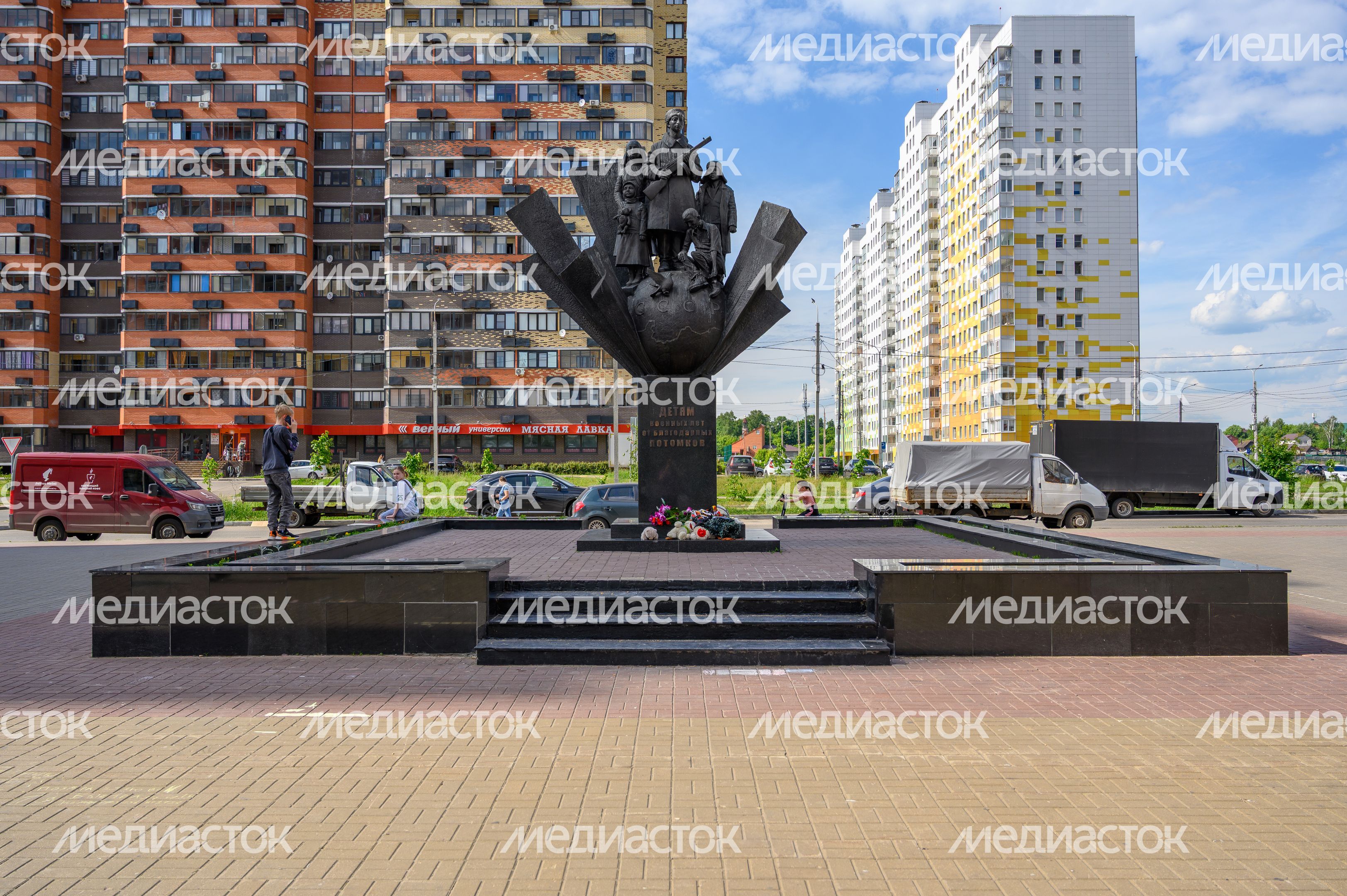 Памятник детям военных лет в поселке Свердловский округа Лосино-Петровский