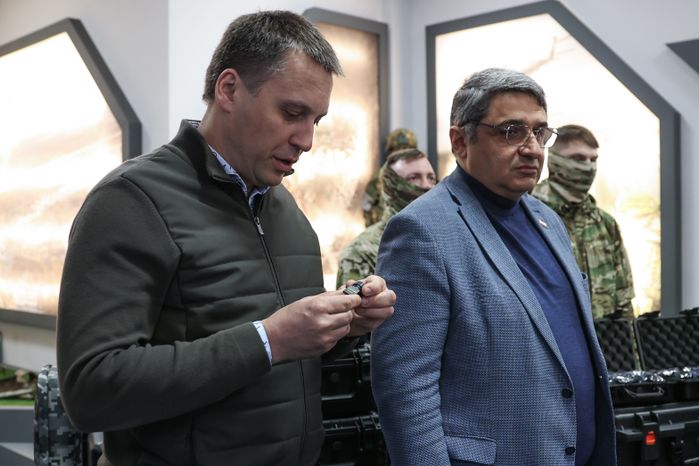 Команда губернатора Московской области передала бригаде спецназа ВДВ тепловизоры и дроны