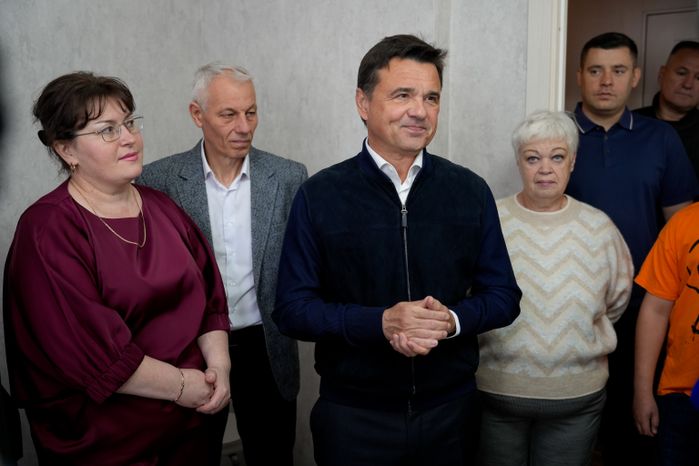 Андрей Воробьев поздравил новоселов, переехавших из аварийного жилья в новую многоэтажку в п. Южный г.о. Подольск
