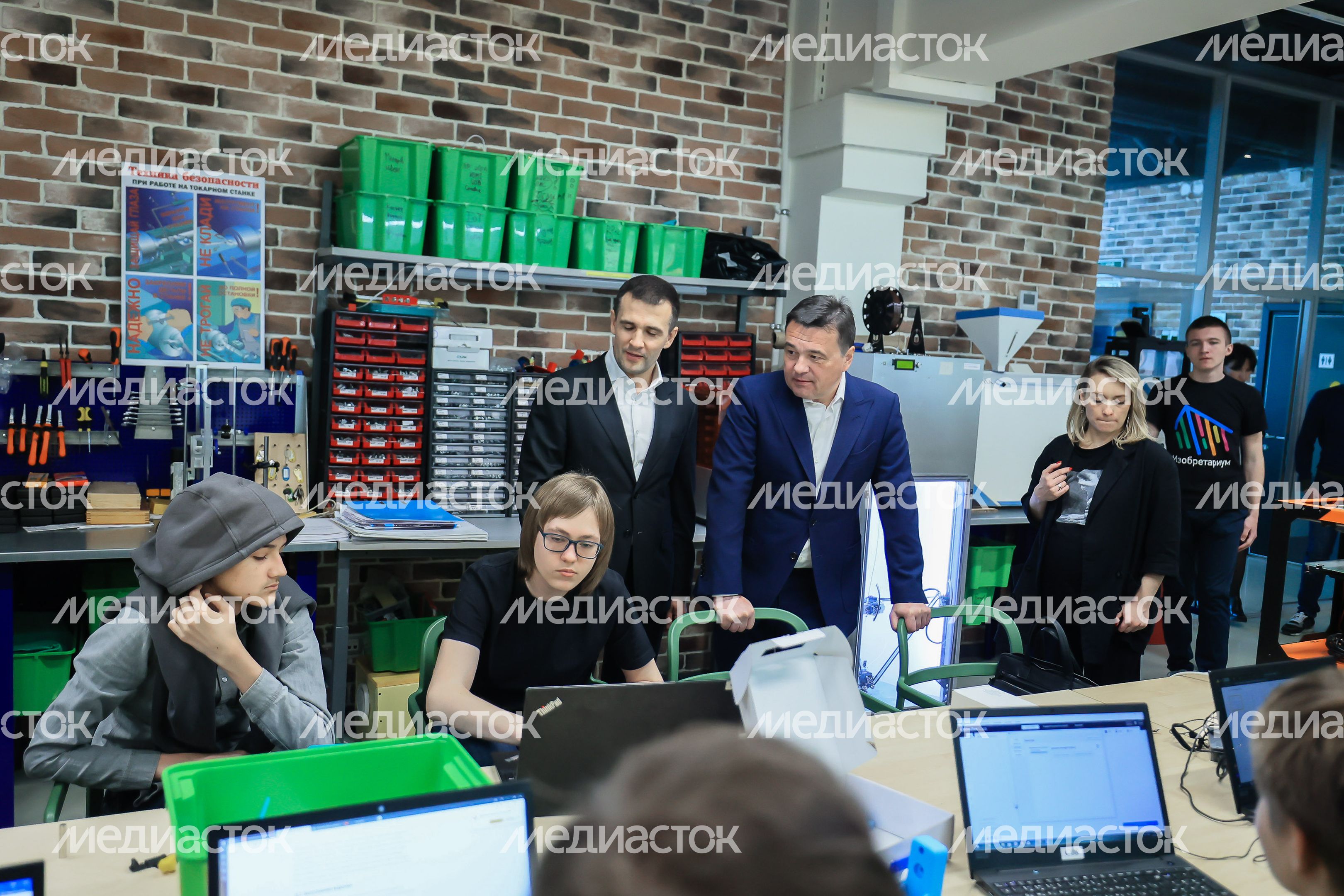 Представление учащимися «Изобретариума» своих разработок Губернатору Подмосковья