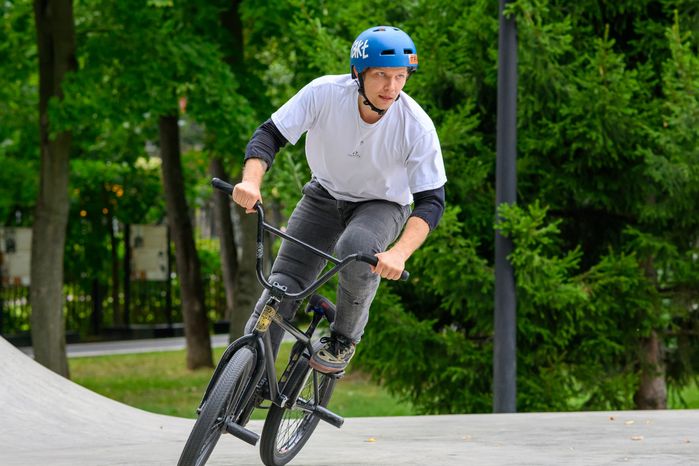 Соревнования в дисциплине велосипедный мотокросс (BMX) на фестивале уличной культуры в парке Мира города Мытищи