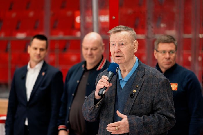 Чемпион мира Юрий Ляпкин поздравил юных спортсменов с победой в хоккейном турнире
